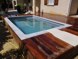 Terrasse en bois autour d'une piscine